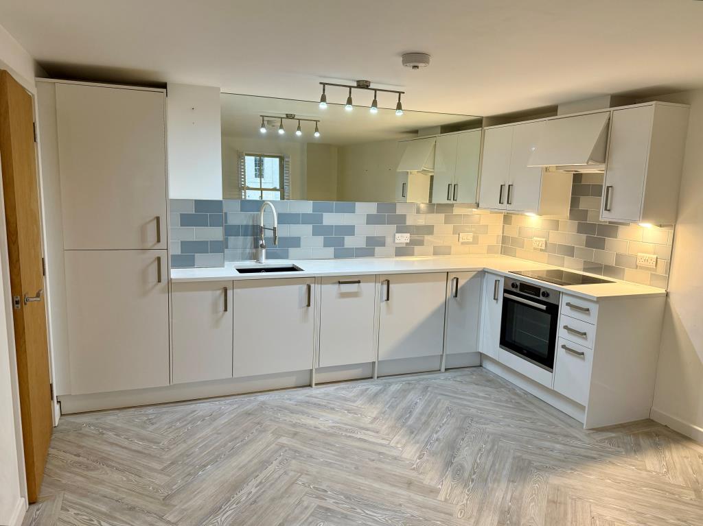 Lot: 85 - WELL PRESENTED TWO-BEDROOM FLAT - Kitchen